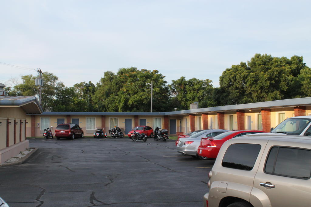 American Motor Inn - Rock Island Bagian luar foto
